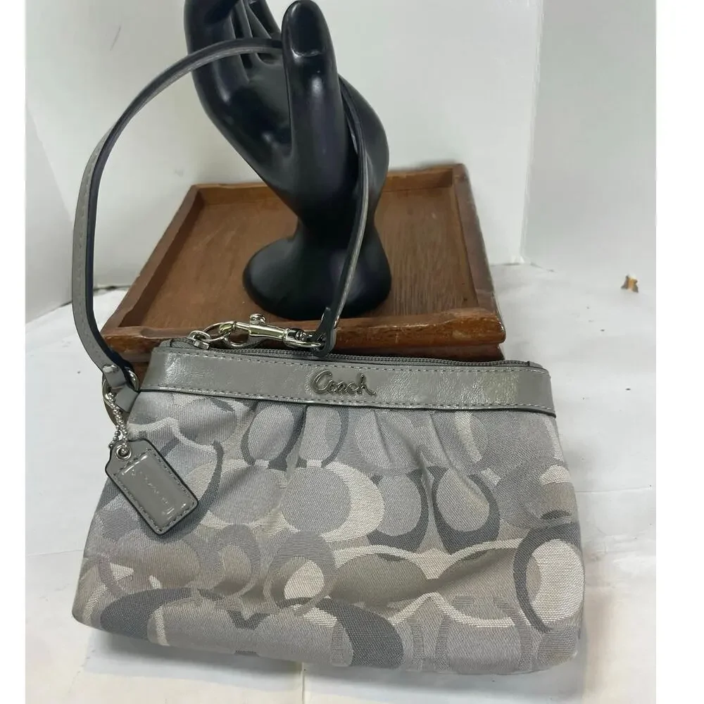 COACH WRISTLET BAG CANVAS LEATHER SIGNATURE GRAY PLEATED AESTHETIC‎ KAWAII
